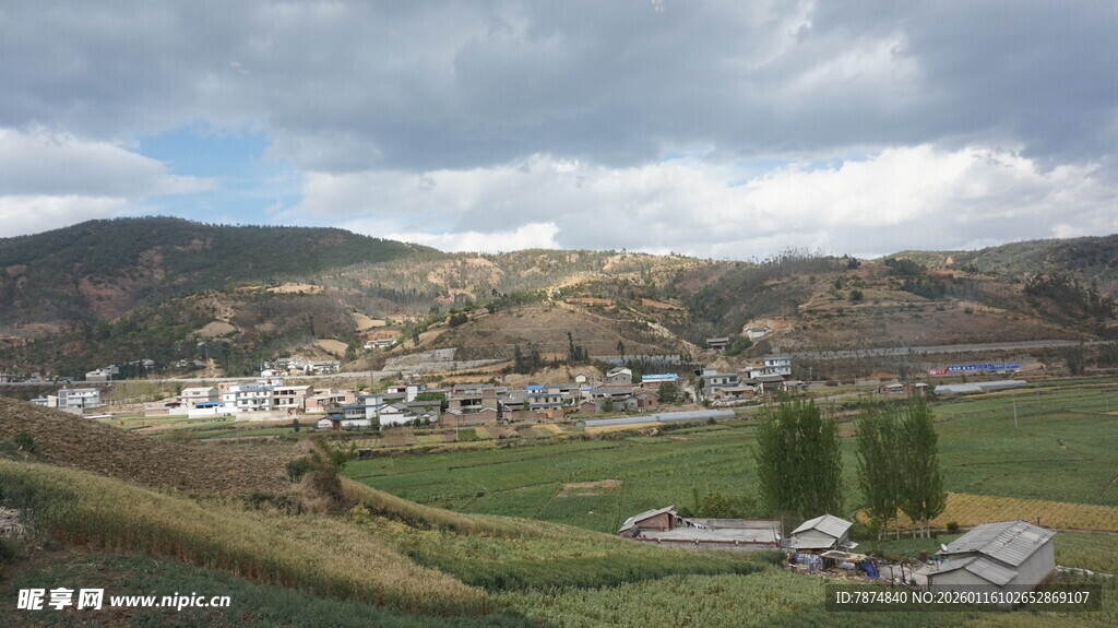 乡村田野间的宁静景致