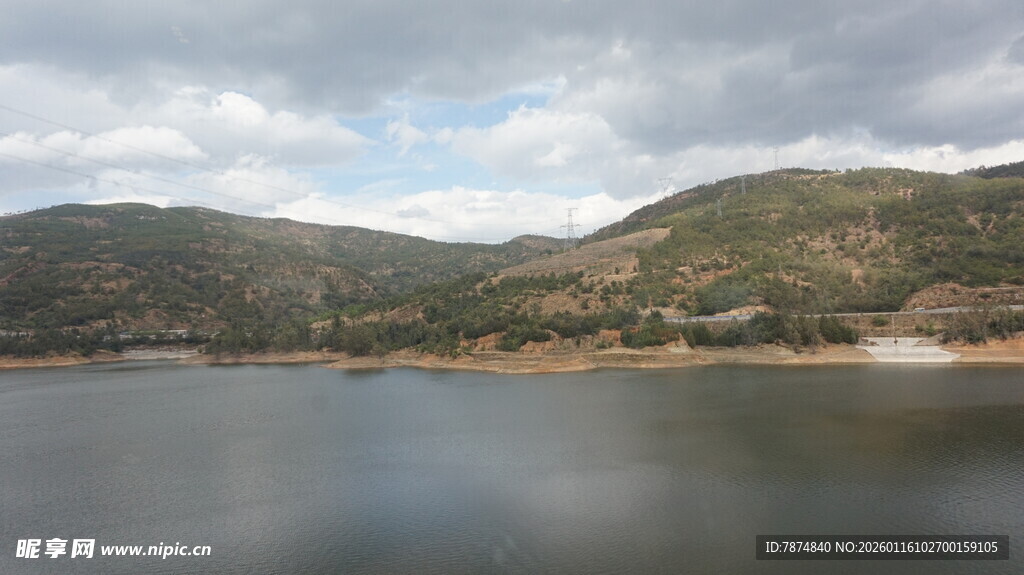 宁静山水湖泊风景图