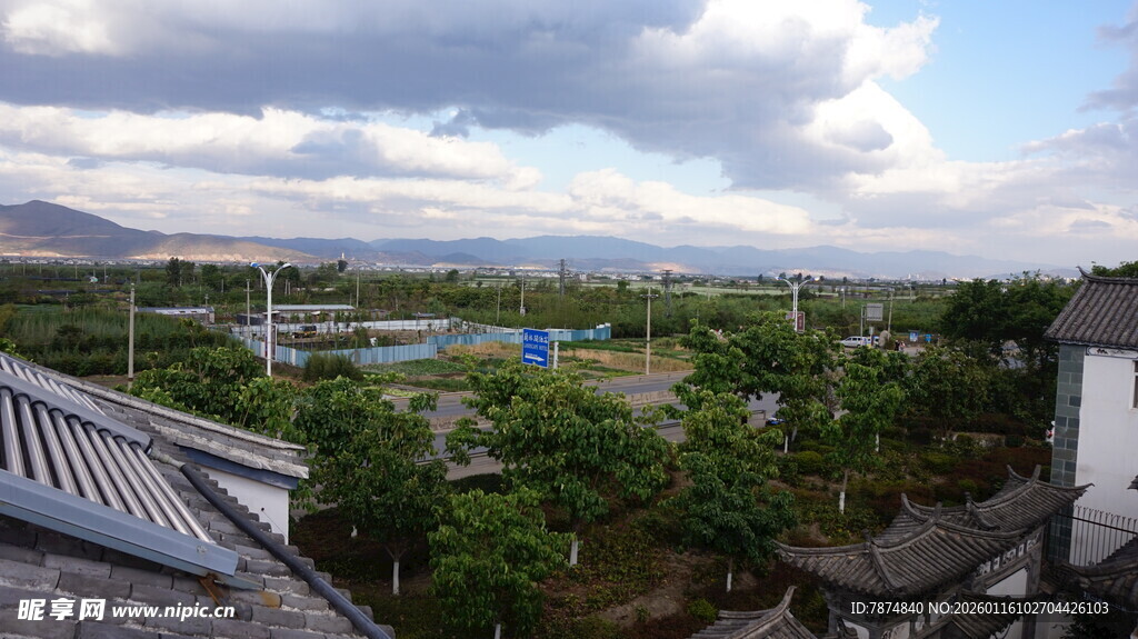 乡村屋顶视角的自然风光