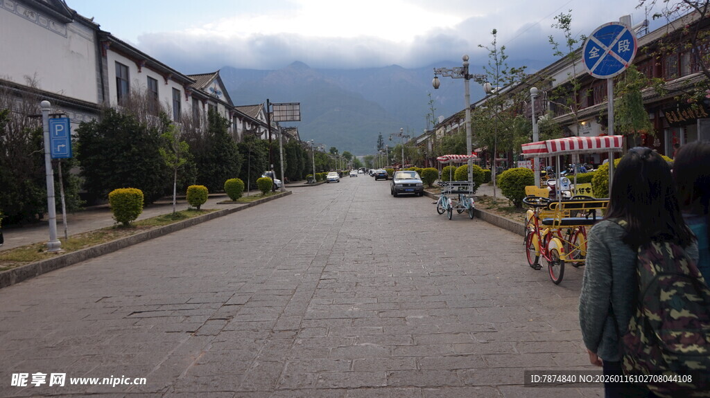 小镇街道日常景象