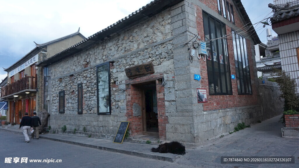 古朴街边的特色石砌建筑