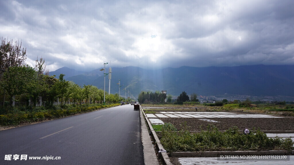 乌云下的乡间公路风景