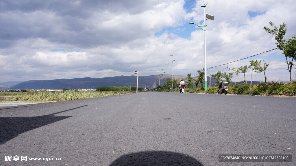 宽阔公路与远方景致