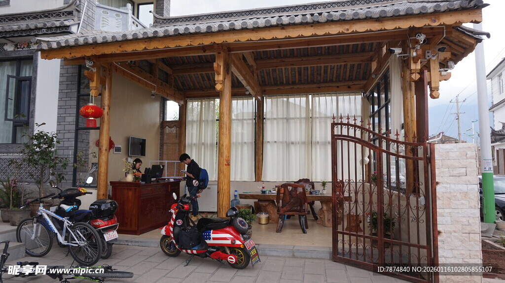 乡村小院门口停放着车辆