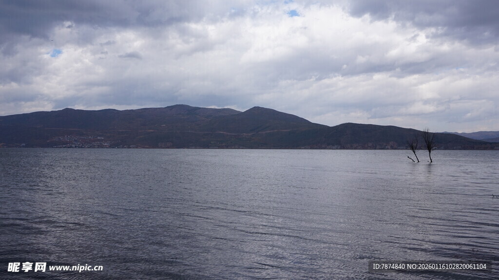 宁静湖景与远处山峦