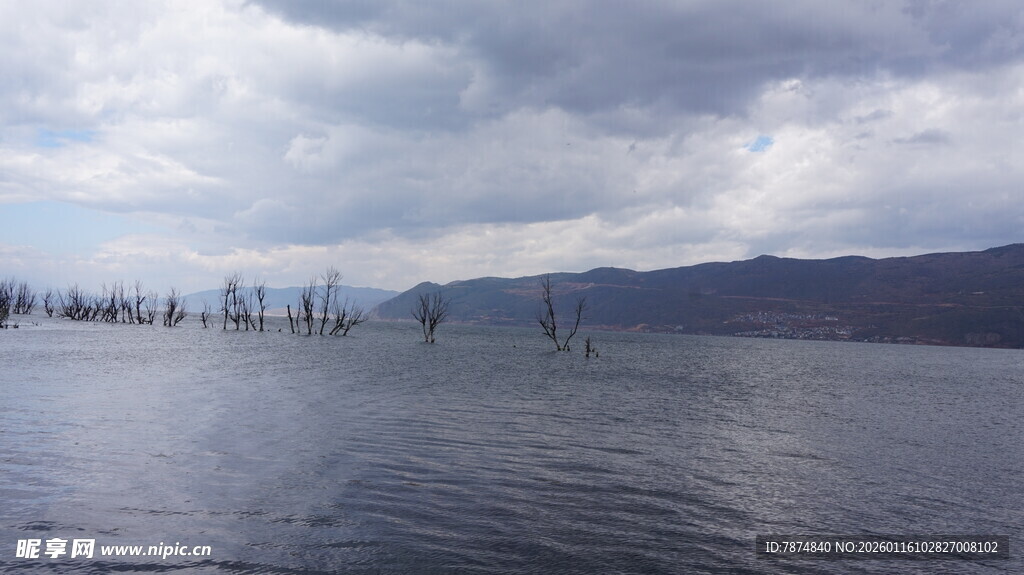 宁静湖景与远处山峦