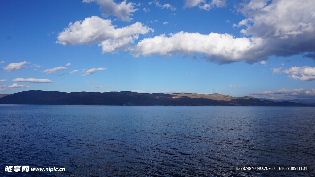 宁静湖面与蓝天白云美景
