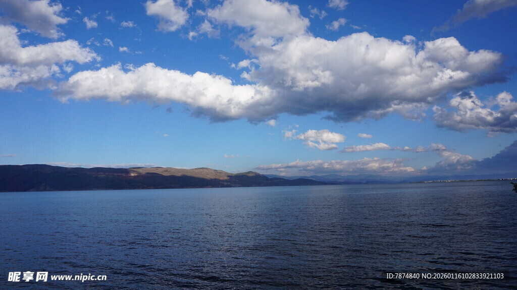 广阔湖面与蓝天白云美景