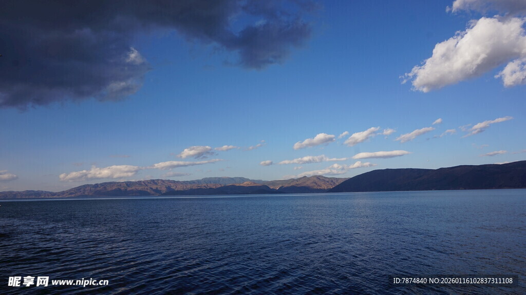 广阔湖面与蓝天白云美景