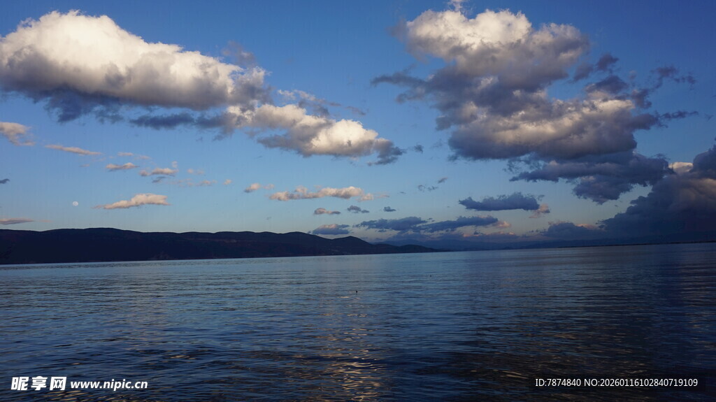 湖畔蓝天与漂浮的云朵