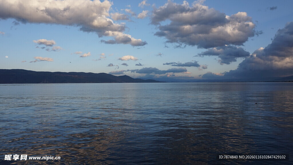 宁静湖面与天边云朵