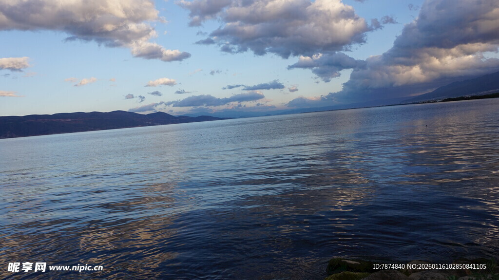 宁静湖面与天边云彩美景