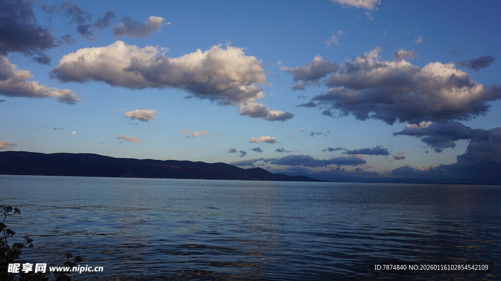 湖畔蓝天云景