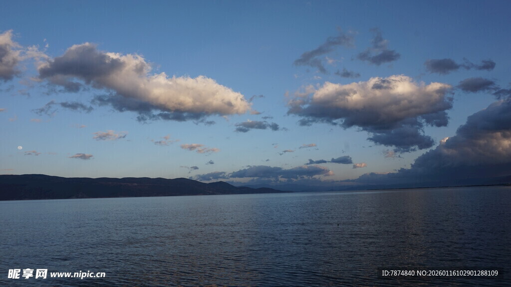 湖畔蓝天云朵静谧美景