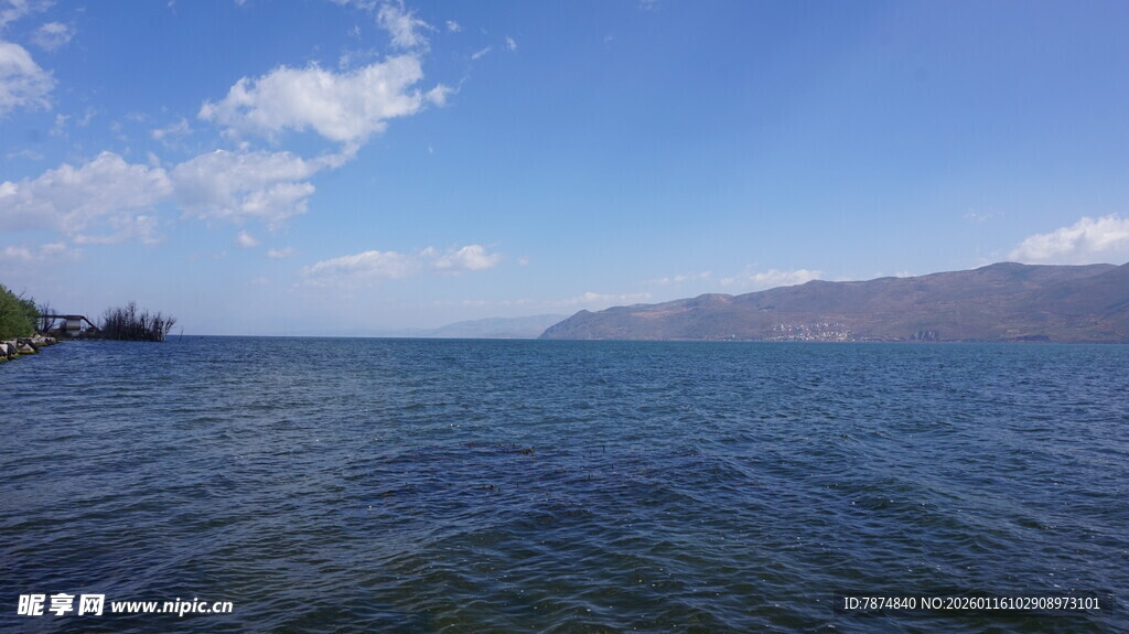 宁静辽阔的蓝色湖景