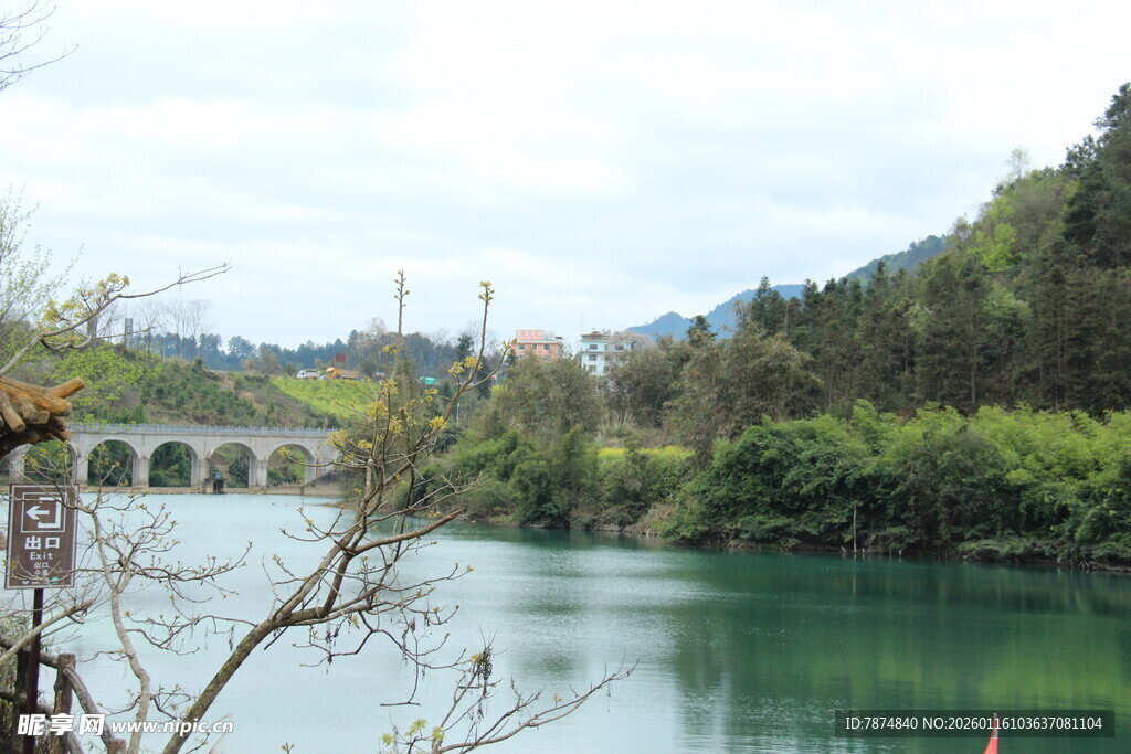 青山绿水间的桥景风光