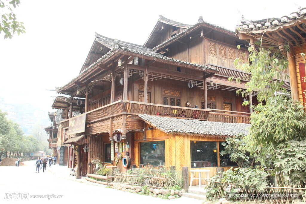 传统木质吊脚楼建筑景观