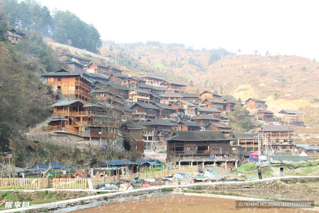 依山而建的传统村落景观