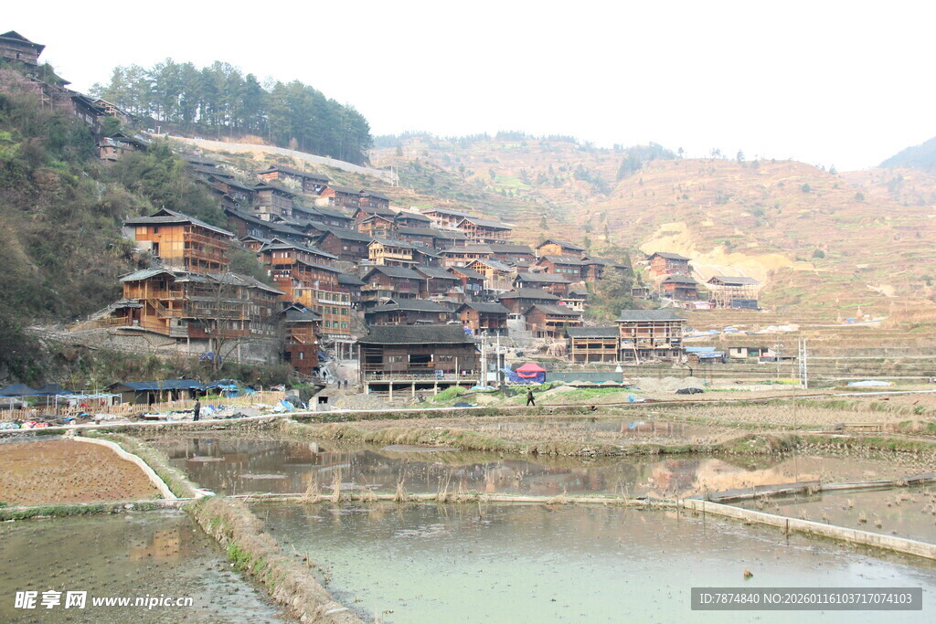 依山傍水的古朴村落