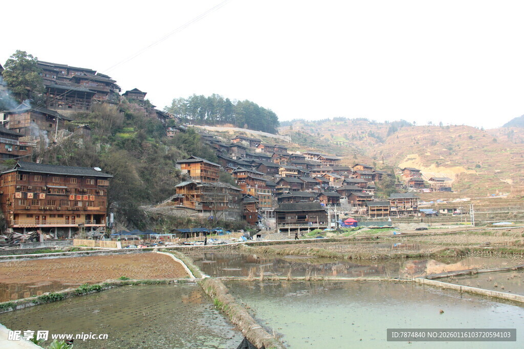 依山傍水的古朴村落