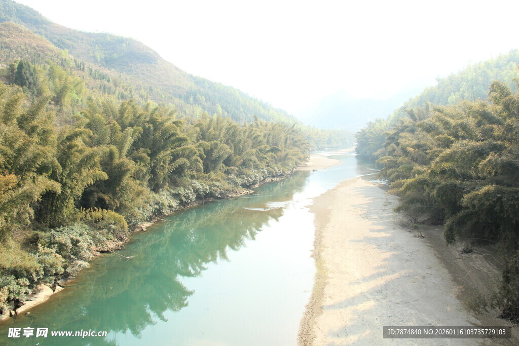 山间绿水伴岸景