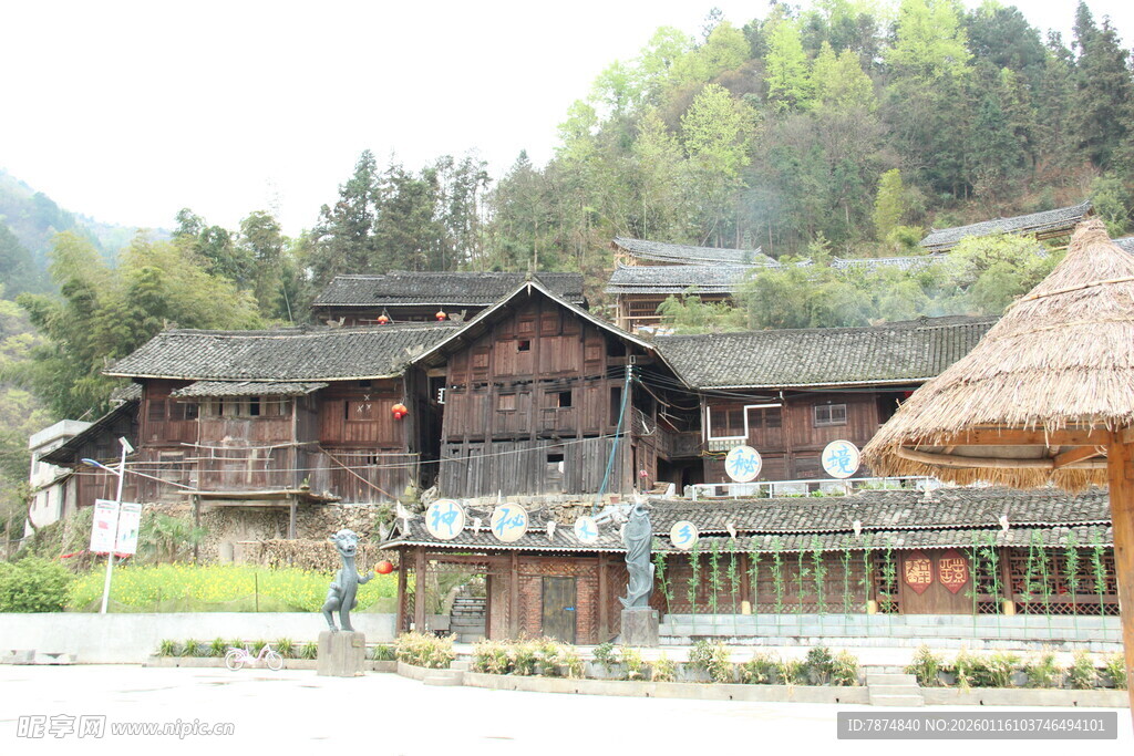 古朴苗族木质传统村落