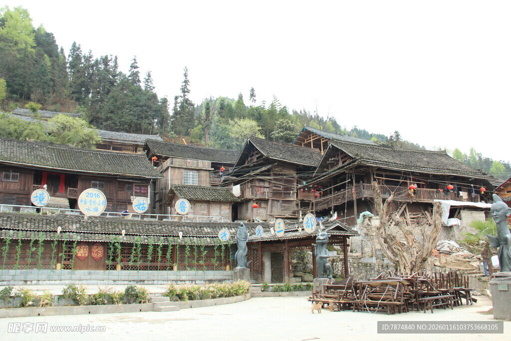 古朴苗族村落建筑景观