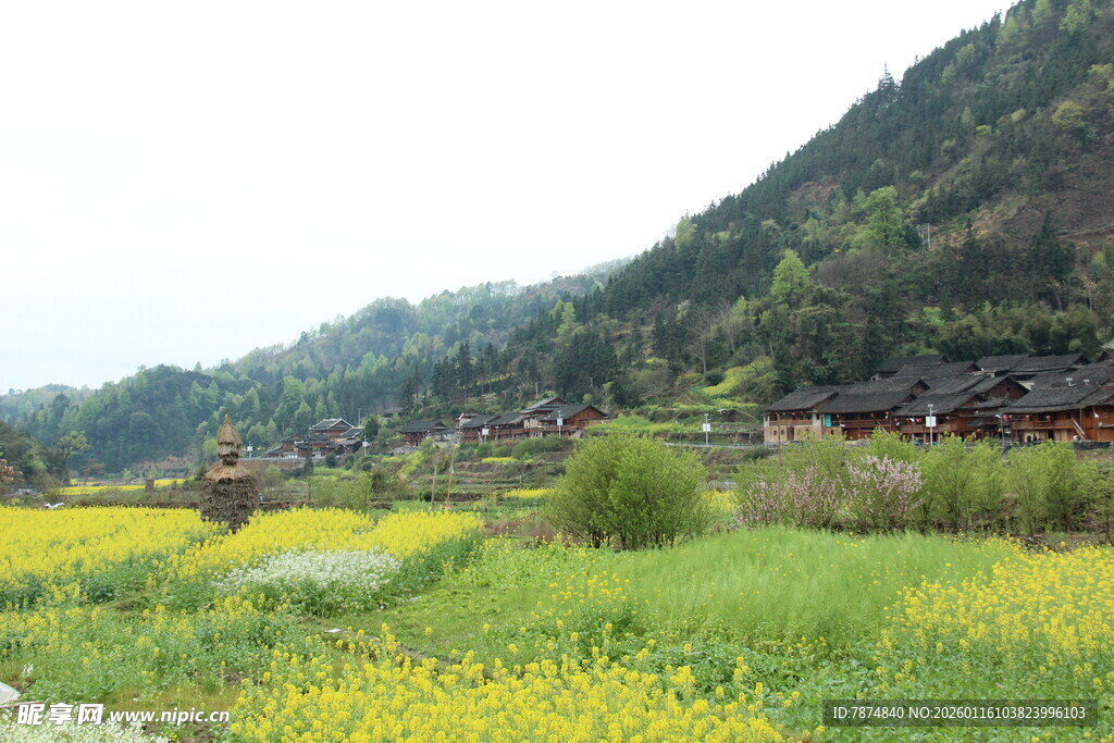 山间田野中的古朴村落
