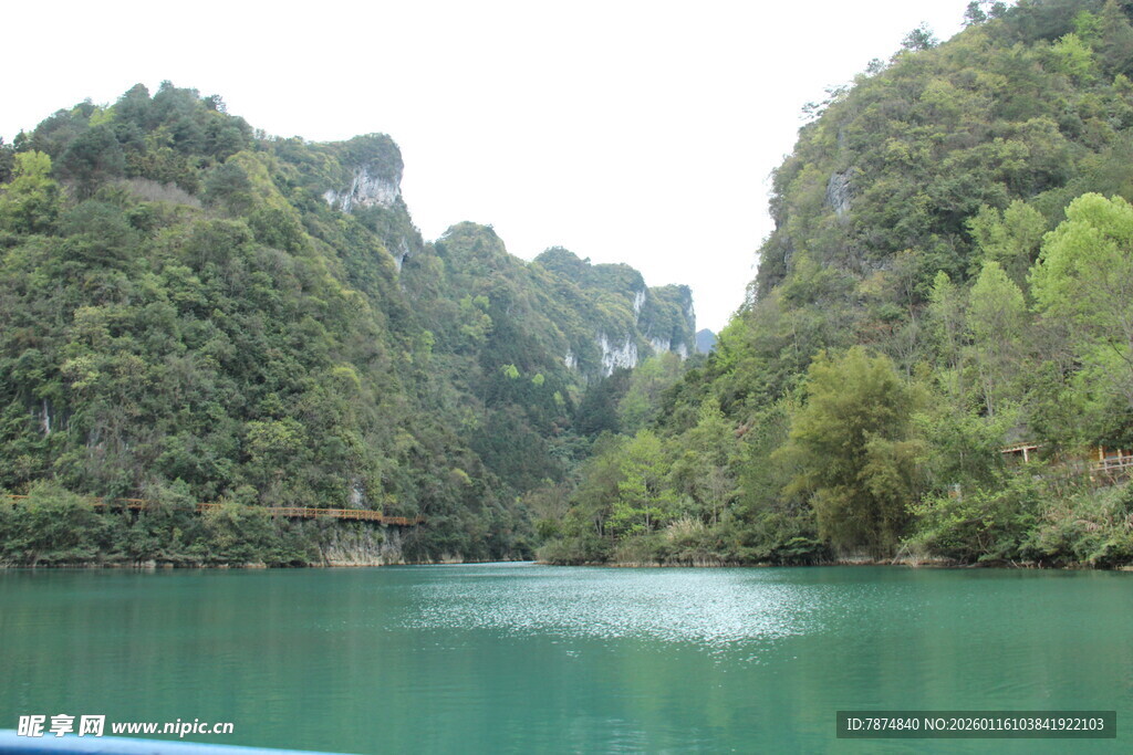 青山绿水间的宁静湖泊
