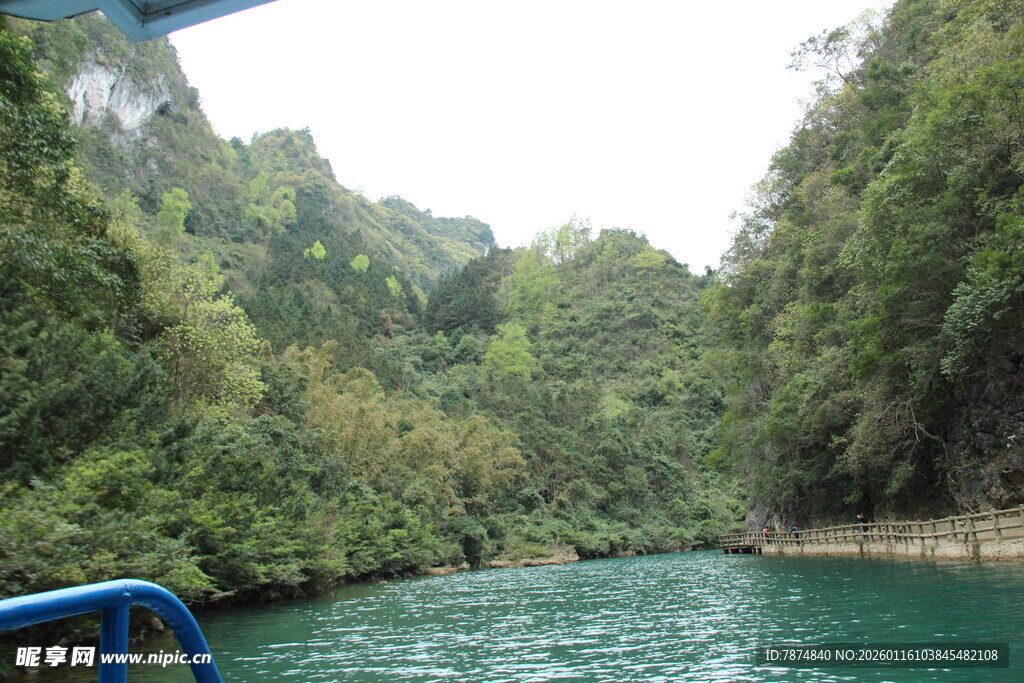 乘船赏两岸葱郁山水风光