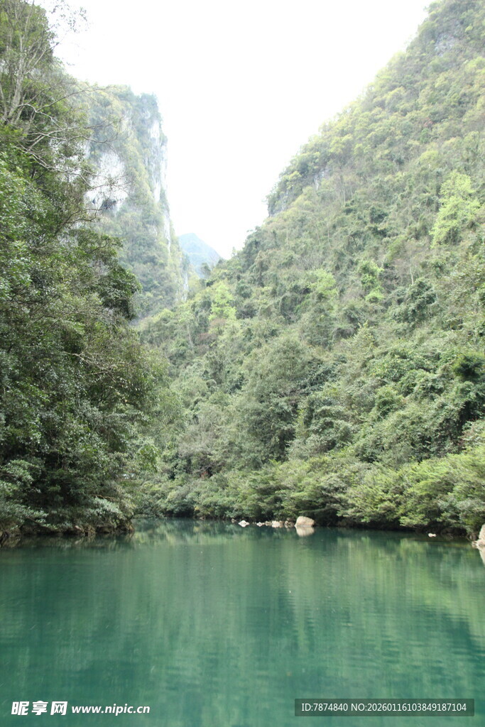 青山绿水间的澄澈湖泊