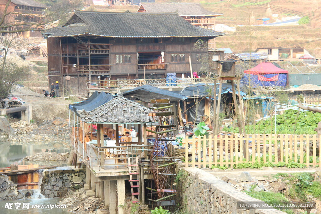 古朴乡村水边特色小屋