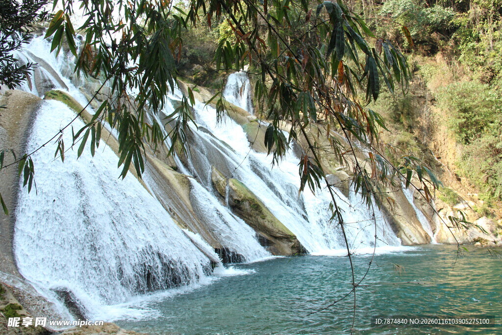 山间飞瀑 碧潭清幽