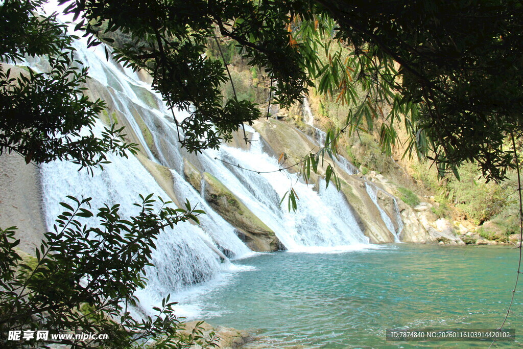 山间飞瀑下的碧绿清潭