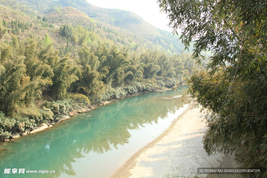 青山绿水间的秀丽河流