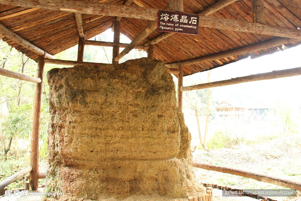 古朴石塔置于木质亭下