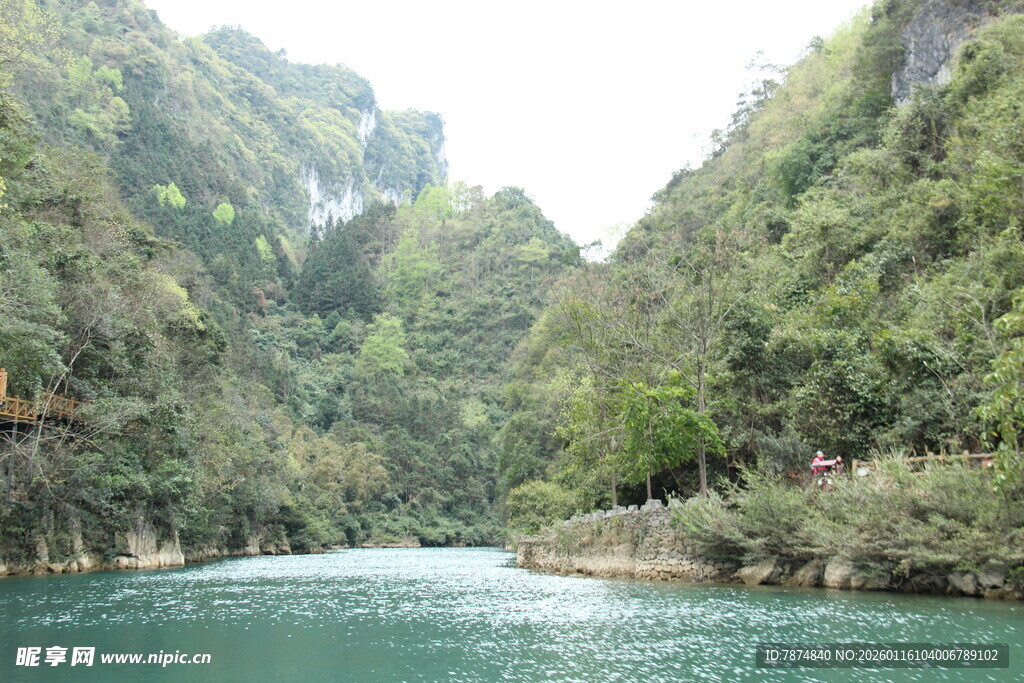 青山绿水间的秀丽河谷
