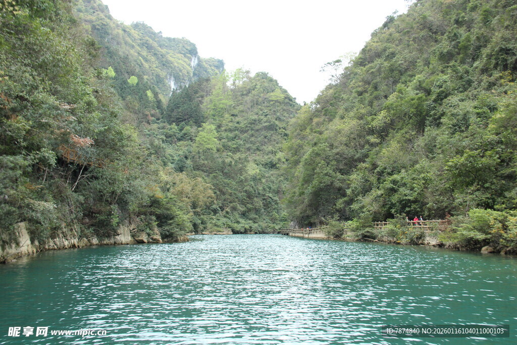 青山绿水间的宁静河流