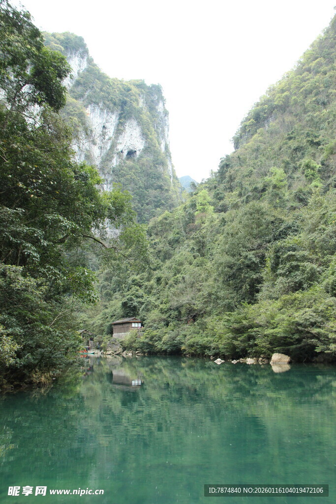 青山绿水间的静谧潭水