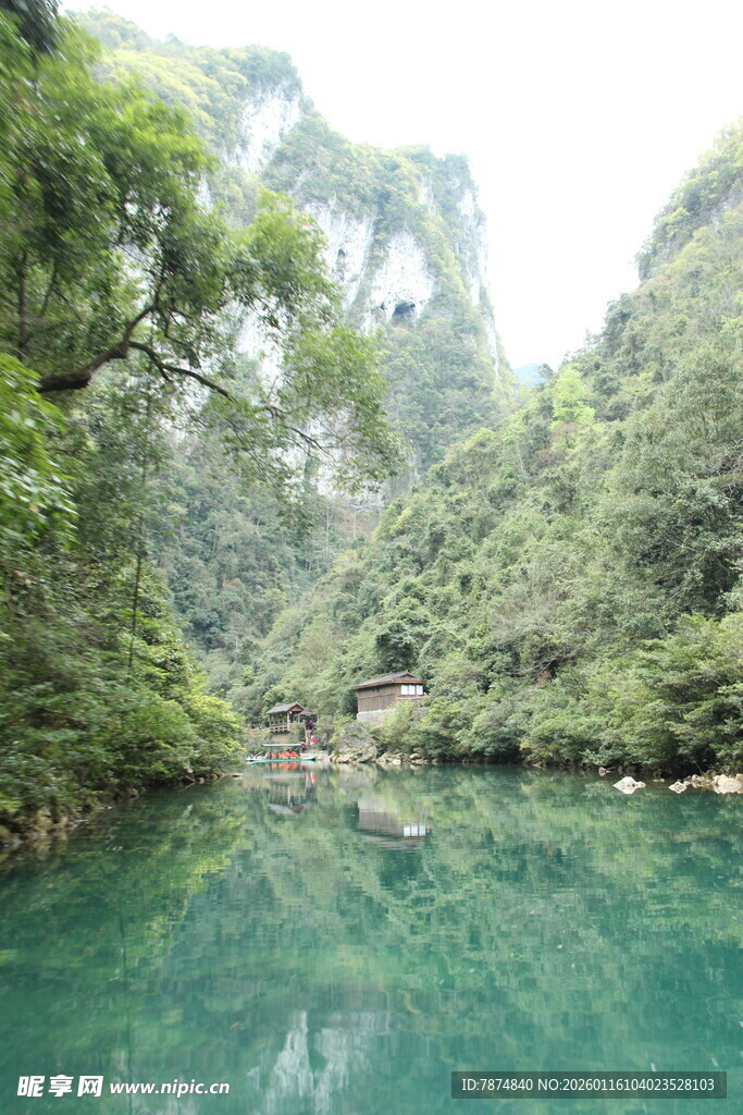 青山绿水间的清幽河谷