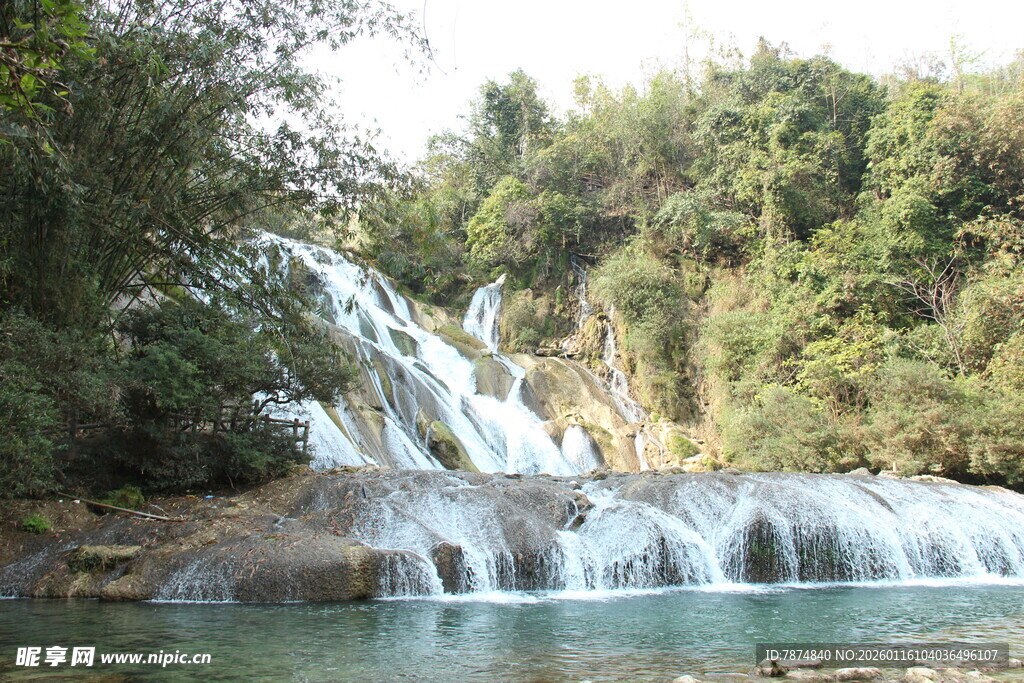 山间秀丽瀑布与清澈潭水