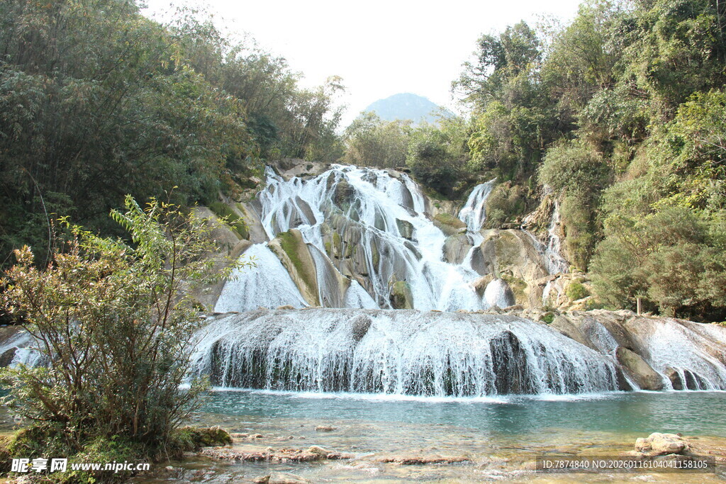 山间秀丽瀑布景观