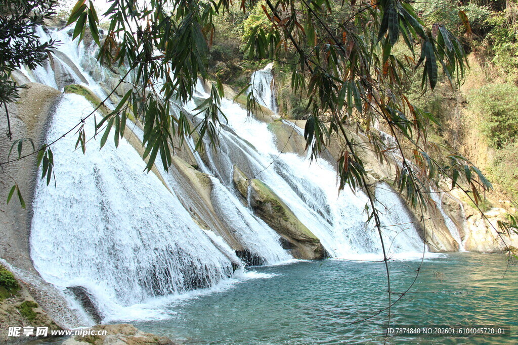 山间瀑布下的清澈水域