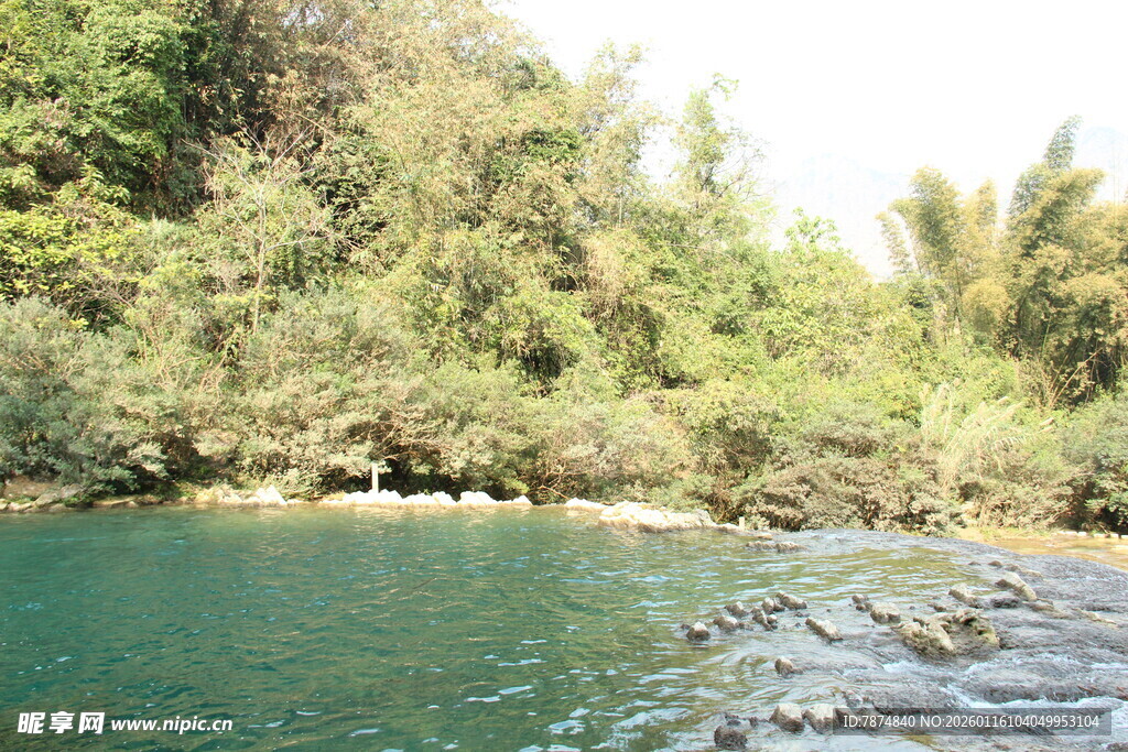 青山绿水间的清澈溪流