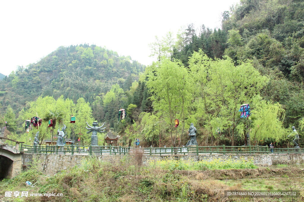 山间徒步的人群与秀丽风光