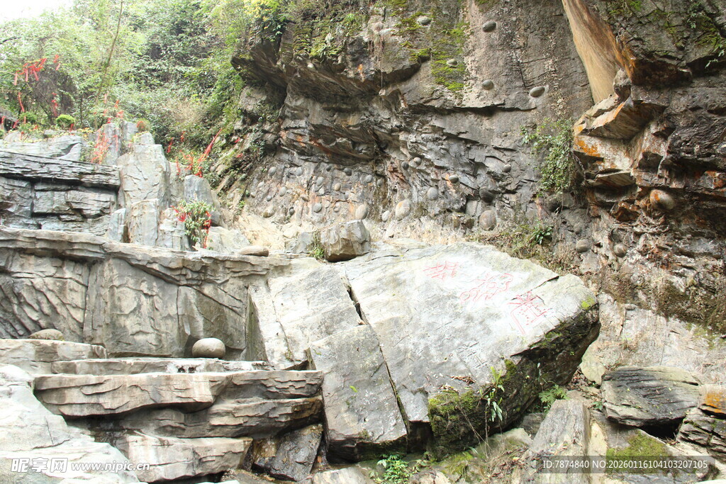 山间石景 自然古朴风貌