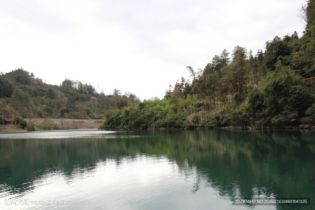 青山环抱的静谧绿水