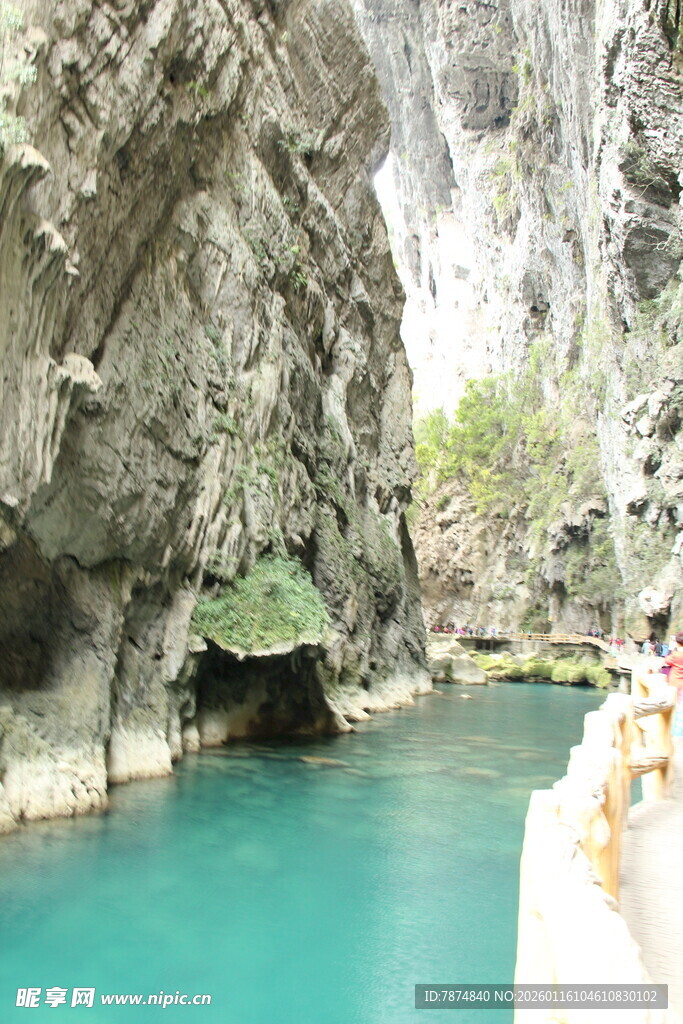 峡谷碧水间的自然美景