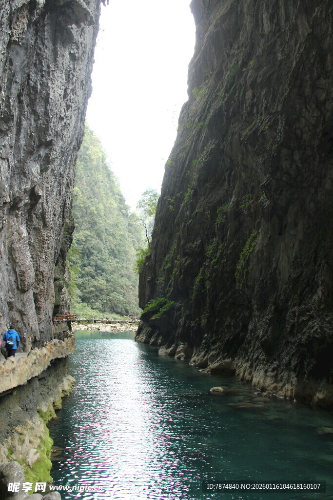 峡谷间的碧水幽径