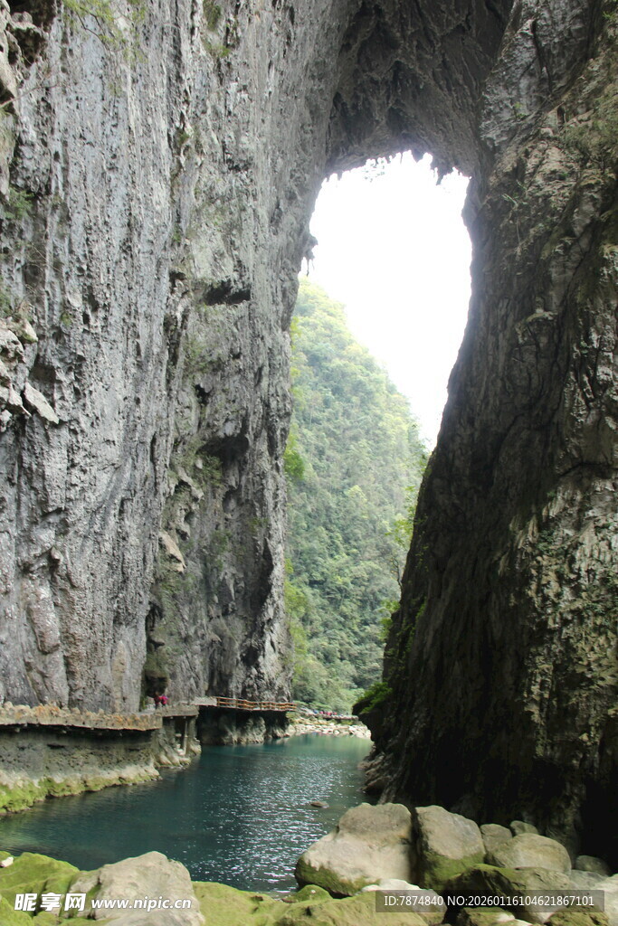 天然石拱下的幽美水域